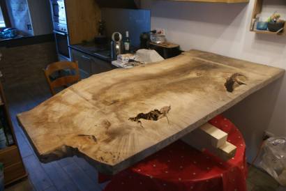 Woodline Anthony Hablot Menuiserie Charpente Val-de-Ruz, Suisse Romande, table rustique sur mesure, table charme, rénovation, érable ondulé