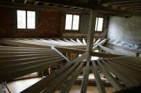 Création d'un plafond-plancher "en soleil", poutres apparentes, chantier Woodline Menuiserie Anthony Hablot, Val-de-Ruz, Suisse