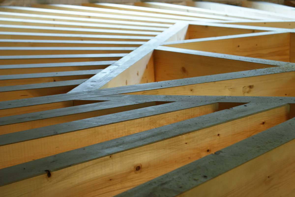 Création d'un plafond-plancher "en soleil", poutres apparentes, chantier Woodline Menuiserie Anthony Hablot, Val-de-Ruz, Suisse